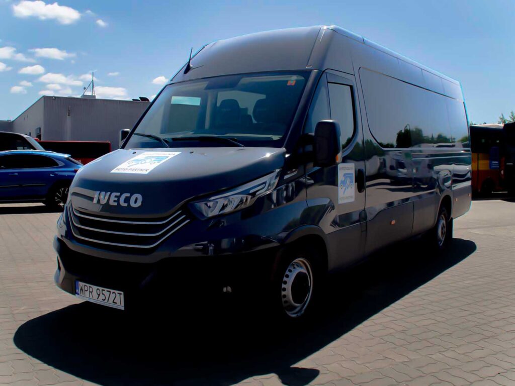 Iveco Daily brygadówka 7-osobowa – widok pojazdu dostawczego w wersji 7-miejscowej