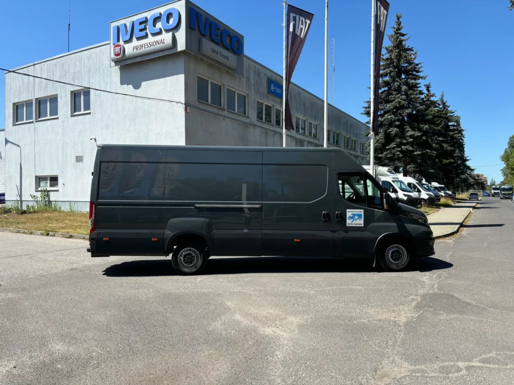 Iveco Daily Furgon Bus – pełny widok boczny pojazdu do wynajęcia