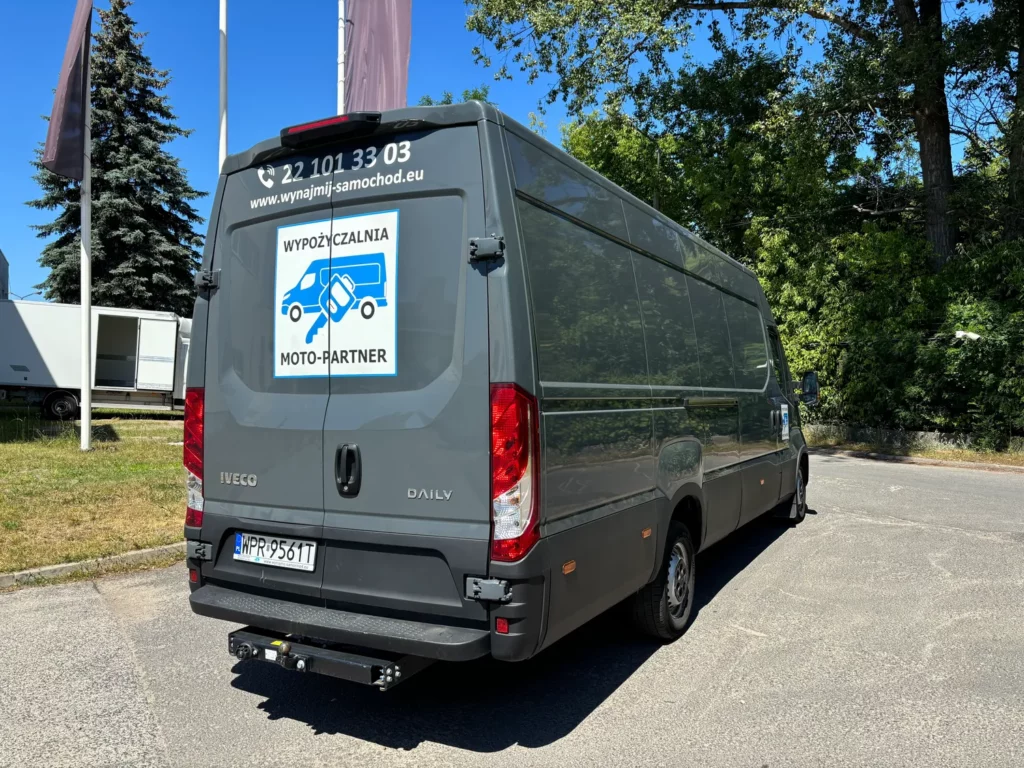 Iveco Daily Furgon Bus – tylno-boczne ujęcie pojazdu do wynajęcia