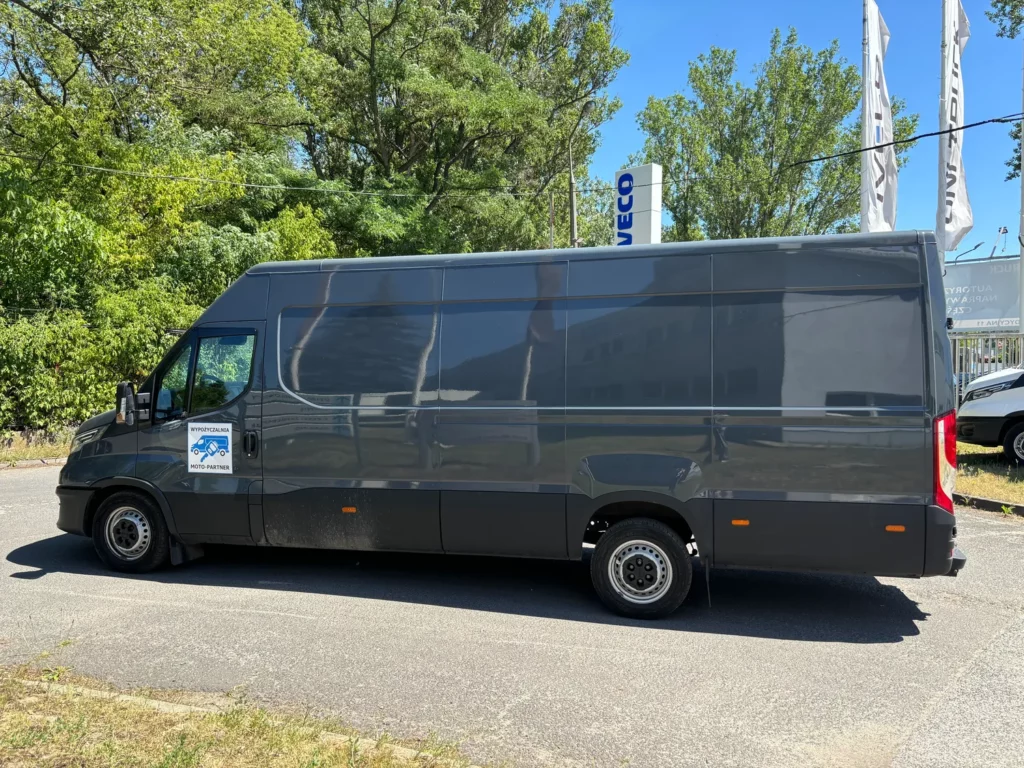 Iveco Daily Furgon Bus – widok boczny pojazdu do wynajęcia