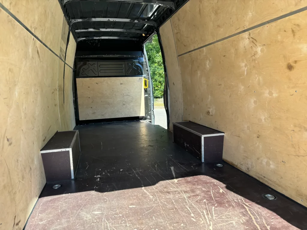 Wnętrze Iveco Daily Furgon Bus – przestrzeń ładunkowa 18 m3