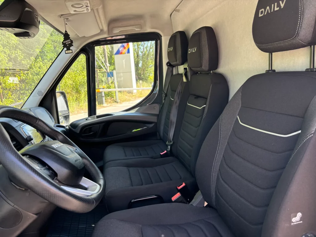 Wnętrze Iveco Daily – kabina 3-osobowa samochodu dostawczego Moto-Partner