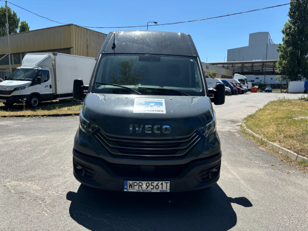 Iveco Daily Furgon Bus – widok z przodu