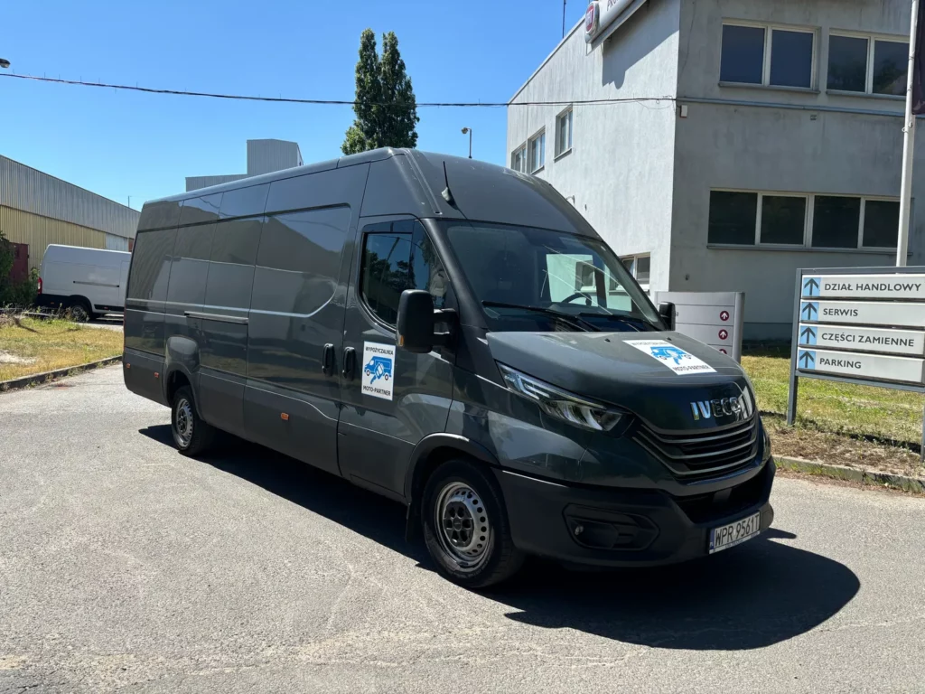 Iveco Daily Furgon Bus – widok z przodu pod kątem