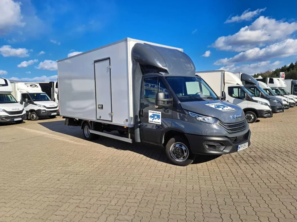 Iveco-Daily-Kontener-8EP-z-windą-podwójne-koła-2
