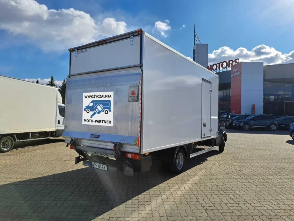 Iveco-Daily-Kontener-8EP-z-windą-podwójne-koła-3