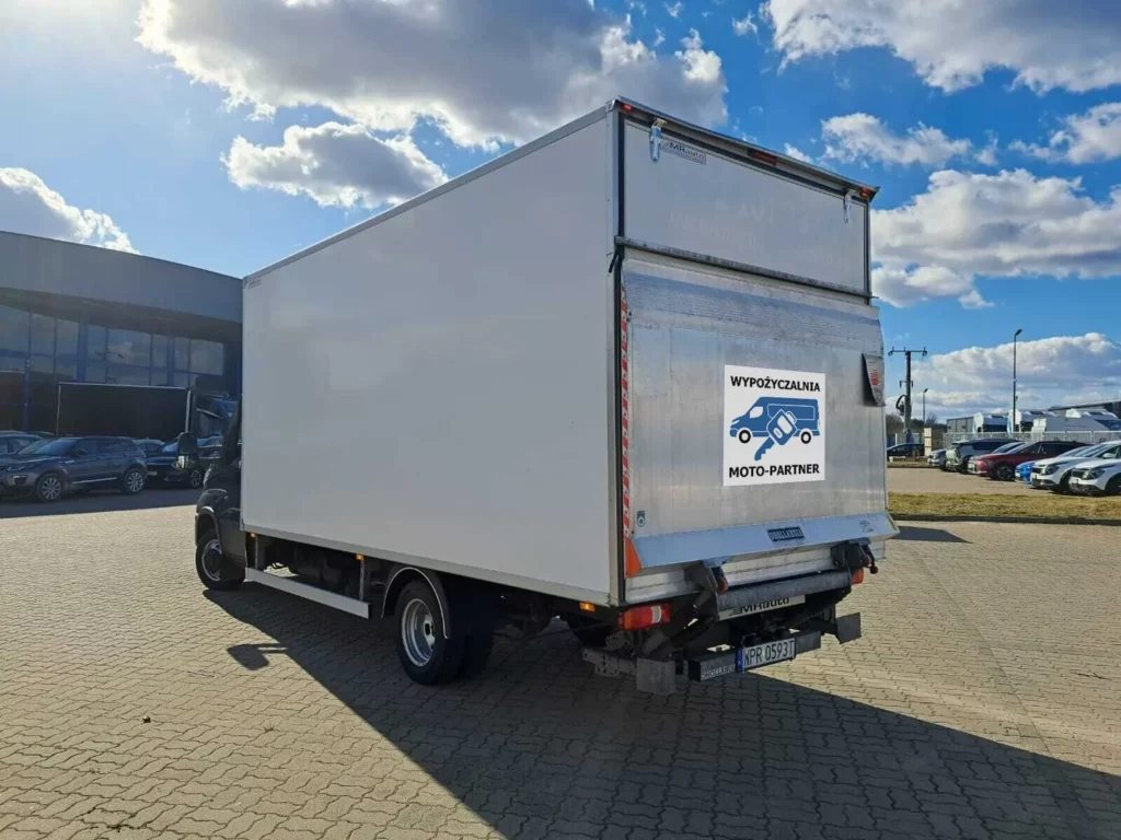Iveco-Daily-Kontener-8EP-z-windą-podwójne-koła-5