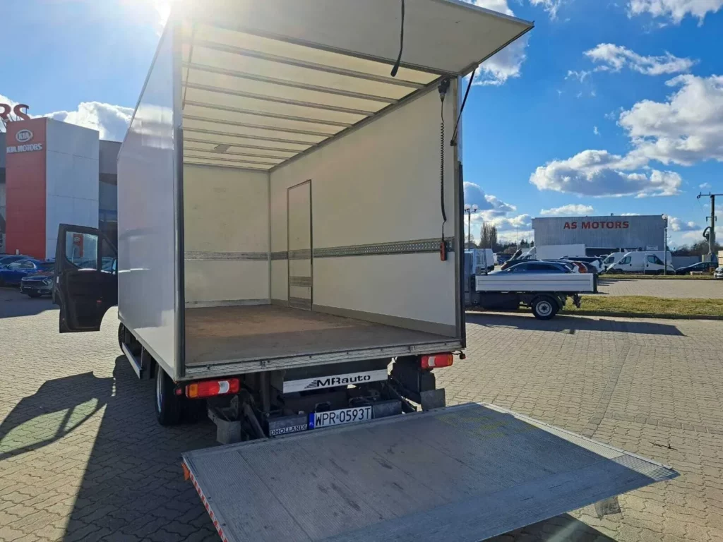 Iveco-Daily-Kontener-8EP-z-windą-podwójne-koła-7