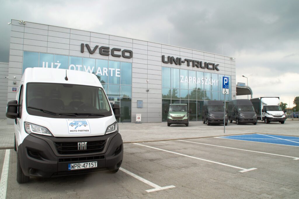Fiat Ducato przed salonem IVECO Uni-Truck – wynajem samochodów dostawczych Moto-Partner
